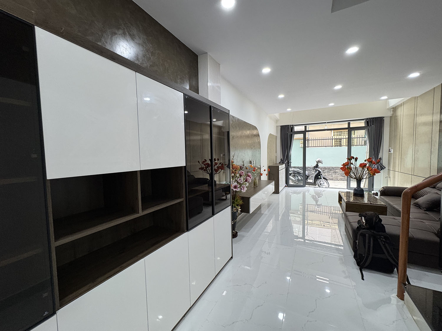 Nhà phố 3 lầu thiết kế Singapore đẹp lung linh full nội thất cao cấp hẻm xe hơi Khu VIP Quang Trung